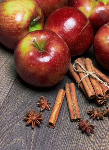 Fresh red apples with cinnamon and anise - Fotoğraf, Görsel
