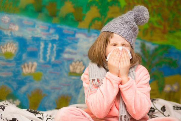 Маленькая девочка с насморком вытирает нос, концепция здоровья
 - Фото, изображение