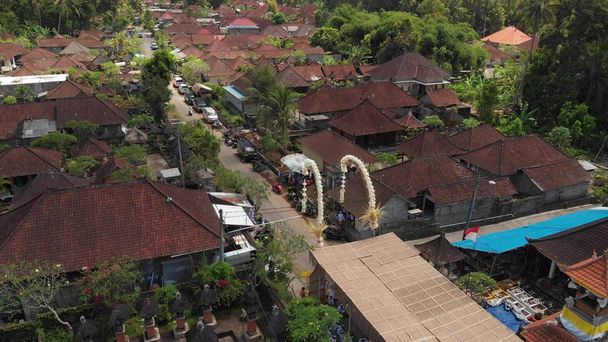 4K photo aérienne de maisons balinaises lors de la grande célébration. Cérémonie de Bali au village, Ubud. Toits de maisons balinaises
. - Photo, image