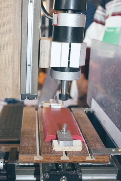 Mini máquina CNC de bricolaje para tallado 3D. Proceso de corte, mecanizado y escultura en 3D. Corte de texto 3D en la pieza de trabajo
 - Foto, Imagen