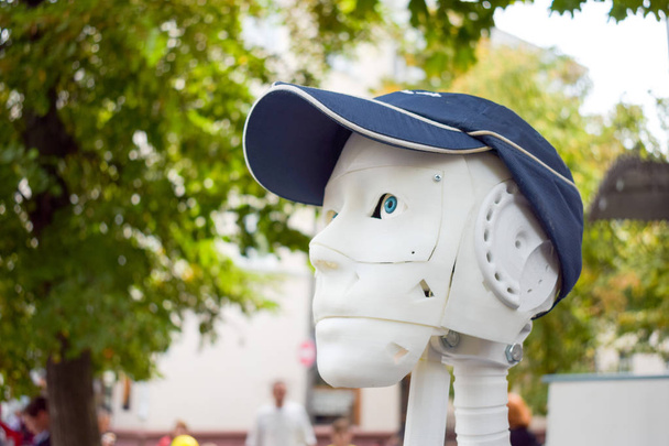 未来人、白いロボットは 3 d プリンターで印刷します。野球帽にサイボーグ ヘッドをクローズ アップ。3 d プリント、立体物 - 写真・画像