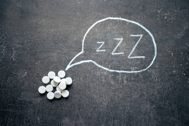 Valkoinen pillereitä Z muoto ja teksti. Unilääkkeet, unilääkkeet, rauhoittavat lääkkeet, melatoniini pimeällä yötaustalla
 - Valokuva, kuva