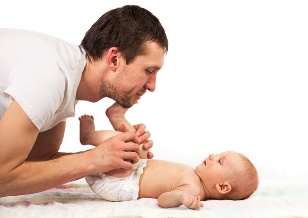白い背景の上に赤ちゃんの息子と一緒に遊んで若い白人の父 - 写真・画像