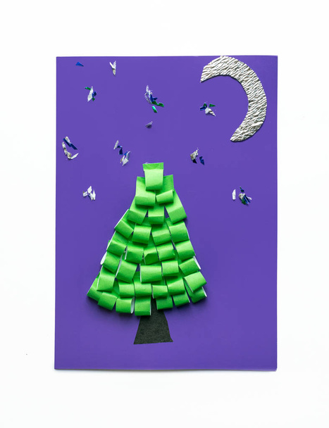 Tarjeta de felicitación de Navidad con árbol de Navidad 3D y la luna. Proyectos creativos de papel para niños. Actividades educativas divertidas para niños. Artesanía, limo, proyectos de arte
 - Foto, Imagen