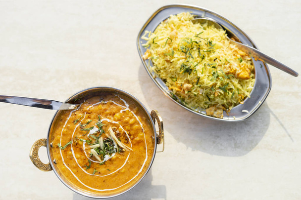Heerlijke Indiase gerechten - tarka dal en ei rijst op tafel - Foto, afbeelding