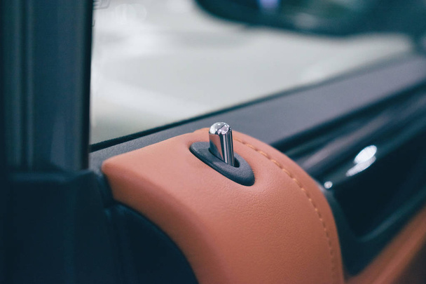 Serrures de porte automatiques, goupille de bouton de verrouillage de porte de voiture à l'intérieur voiture de luxe
. - Photo, image