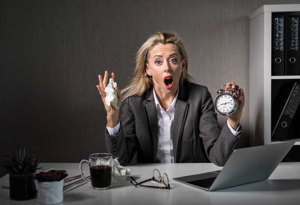 nainen työpaikalla stressaantunut työajan noudattamisesta - Valokuva, kuva