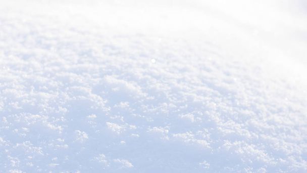 Branco azul fundo textura de neve com bokeh. Close up de neve limpa fresca com sombras azuis. Foco seletivo
 - Foto, Imagem
