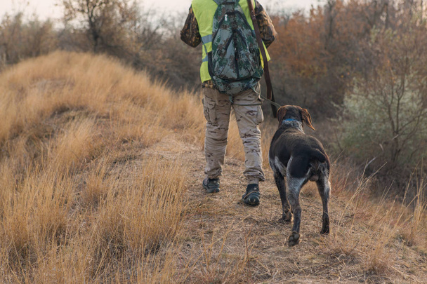 Cacciatore con fucile da caccia e cane all'aperto - Foto, immagini
