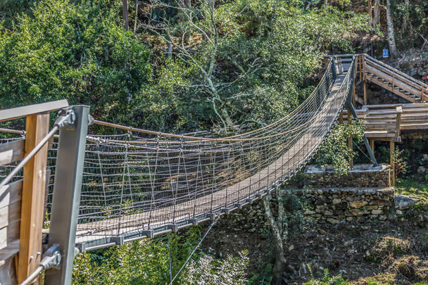 Zobacz most wiszący na chodnik dla pieszych na góry, z widokiem na rzekę Paiva, w Arouca, Portugalia - Zdjęcie, obraz