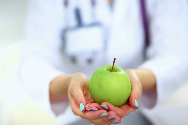 Γιατρός. κρατώντας φρέσκα πράσινα μήλα, closeup πυροβόλησε - Φωτογραφία, εικόνα