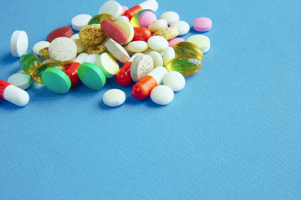 Sortiment an Pillen, Tabletten und Kapseln auf dem Tisch - Foto, Bild