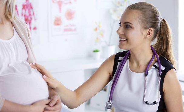 Consulta de ginecología. Mujer embarazada con su médico en clin
 - Foto, Imagen