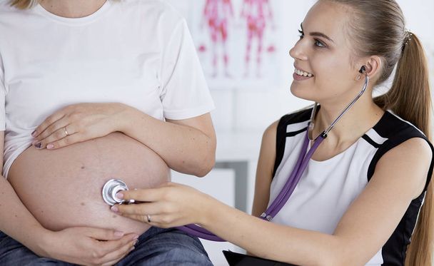 Frauenärztliche Beratung. Schwangere mit ihrem Arzt in der Klinik - Foto, Bild