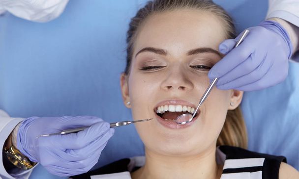 beautiful girl in the dental chair on the examination at the de - Фото, зображення