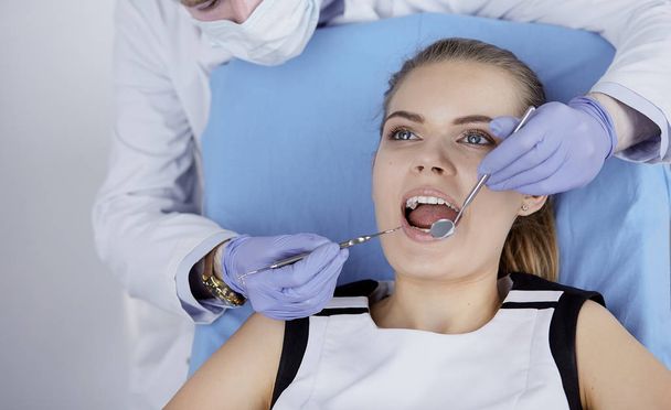 menina bonita na cadeira dental no exame no de
 - Foto, Imagem