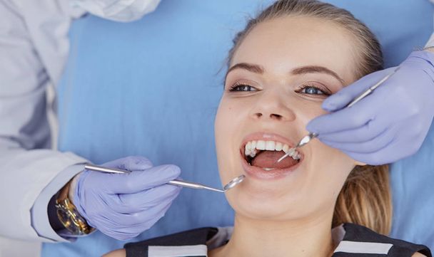 schönes Mädchen im Zahnarztstuhl bei der Untersuchung im de - Foto, Bild