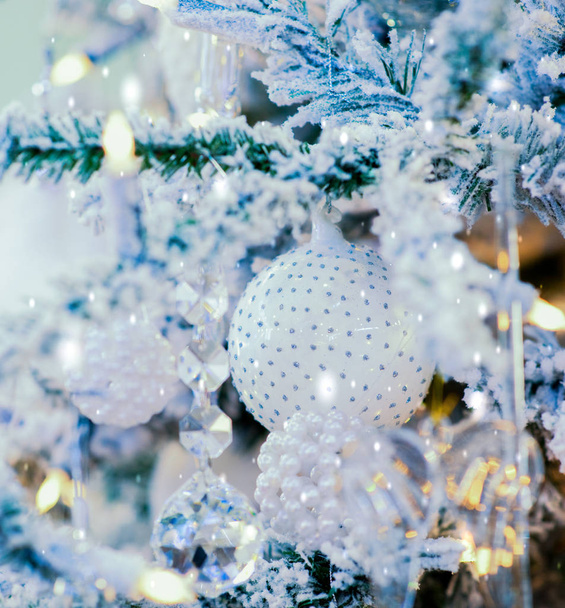 Kerstboom achtergrond en kerstversiering - Foto, afbeelding