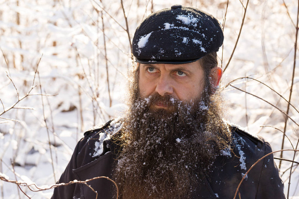 Un hombre con barba en la nieve. Muestra un pulgar hacia arriba, deleite
. - Foto, imagen