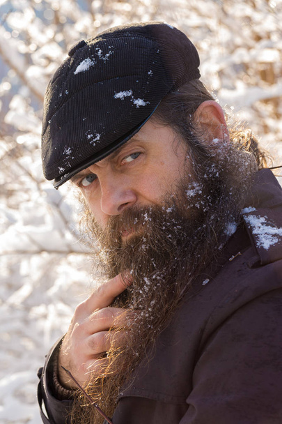 Egy ember a hóban a szakálla. Azt mutatja, egy remek, gyönyör. - Fotó, kép