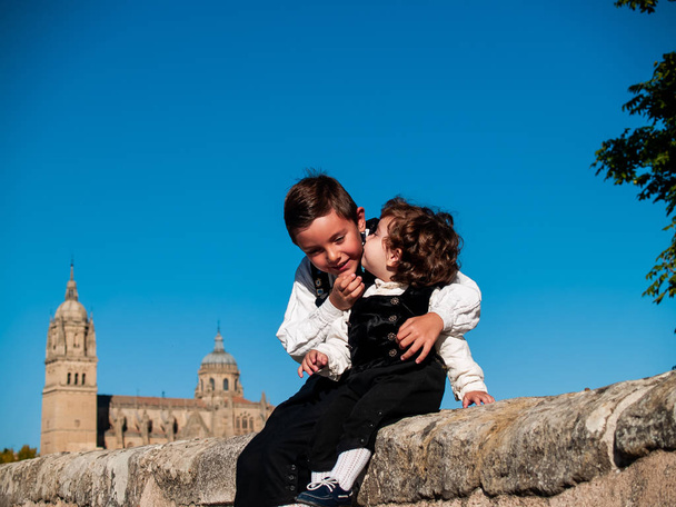 Dva bratři na římském mostě Salamanca, oblečeni do tradičních oděvů - Fotografie, Obrázek