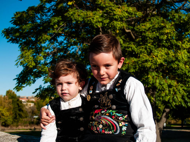 İki çocuk kardeşler Roma Köprüsü Salamanca, geleneksel kıyafetlerini giymiş kucakladı - Fotoğraf, Görsel