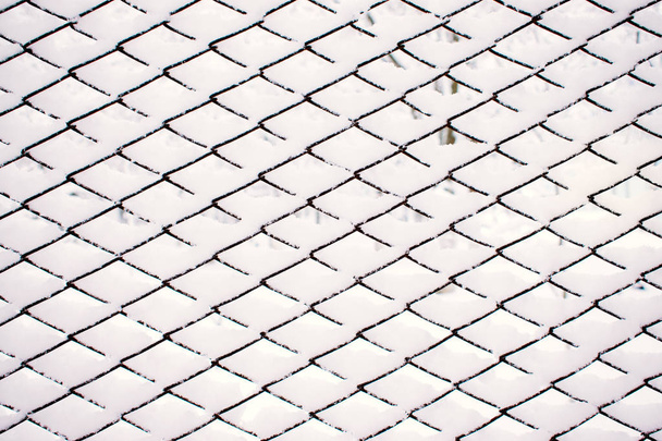 Abstraktní Snow Zimní vzorek, pozadí. Kovová mřížka s bílým lepení sněhu - Fotografie, Obrázek