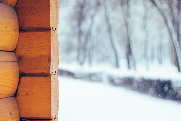 Winter natuur achtergrond, landschap. Winterbos, park met besneeuwde bomen en hoek van het houten huis. Winterweer; sneeuw drijft. Een hoop sneeuw. Selectieve focus. Kopieerruimte - Foto, afbeelding