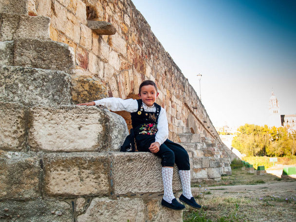 Podobizna chlapce v římský most Salamanca oblečen v tradičním oblečení - Fotografie, Obrázek