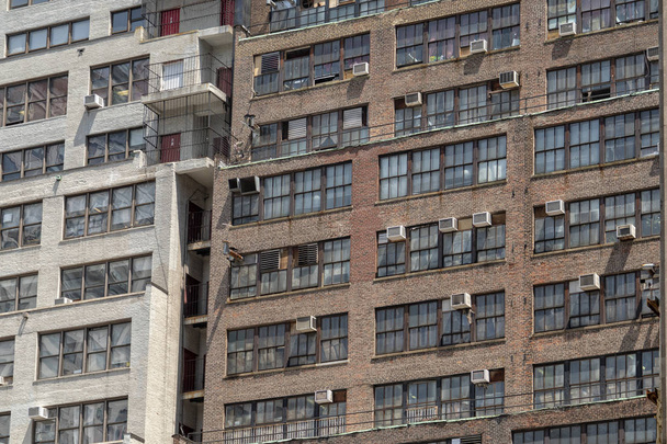 Νέα Υόρκη condos Μανχάταν παλιά παράθυρα και μηχανές εναλλασσόμενου ρεύματος - Φωτογραφία, εικόνα