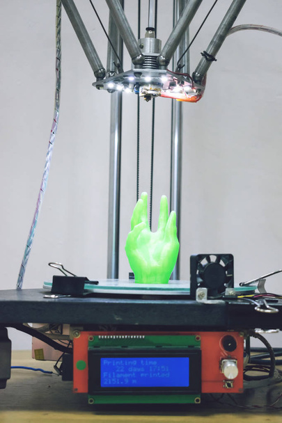 緑のプラスチック 3 d 印刷された人間の手の 3次元プリンターの略します。オブジェクト モデルは、自動 3 次元 3 d プリンターで印刷。添加剤の製造、ロボットによる自動化技術. - 写真・画像