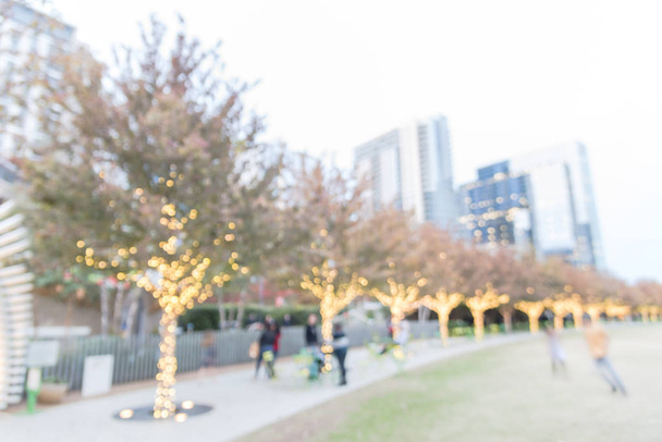 Desfocado fundo parque da cidade com iluminado árvore feriado lighti
 - Foto, Imagem