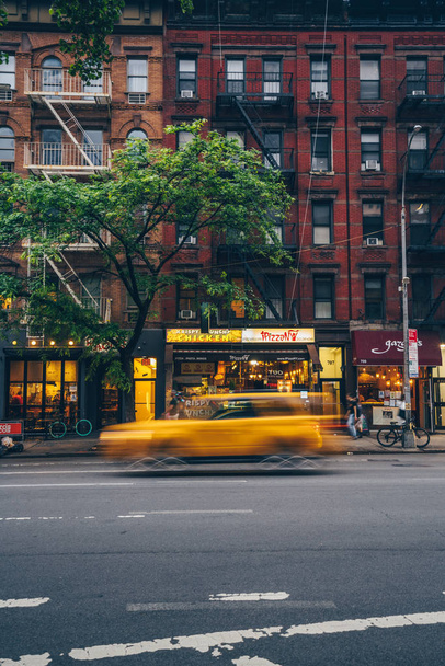 Taxi v rychlosti na pozadí budovy v New Yorku - Fotografie, Obrázek