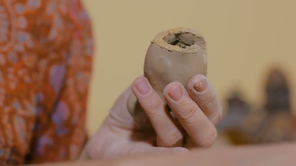Töpferin stellt Keramik-Souvenir Groschenpfeife in Töpferei her - Filmmaterial, Video