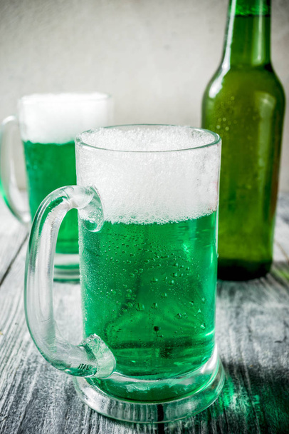 Aziz Patrick günü kavramı, iki gözlük ve soğuk soğuk taze yeşil bar counter arka plan St Patrick's day ve Oktoberfest menü için ahşap masa üzerinde bira şişesiyle. Kopya alanı - Fotoğraf, Görsel