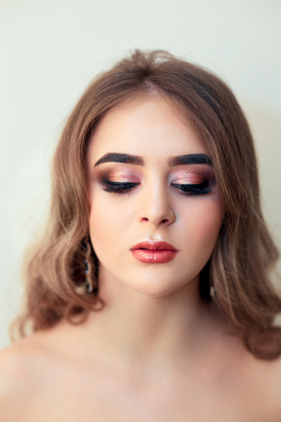 Beautiful model girl with Fashion Luxury Makeup, long eyelashes, perfect skin facial make-up. Beauty Brunette model woman holiday make up close up. Eyelash extensions, false eyelashes. Beauty Woman. - Foto, afbeelding