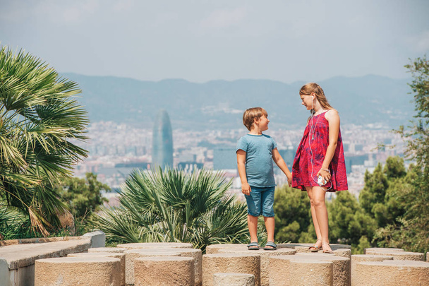 niedliche kleine Kinder Touristen bewundern Barcelona Stadt von montjuic Hügel, Reisen mit Kindern - Foto, Bild