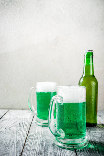 Αγίου Πατρικίου ημέρα έννοια, δύο ποτήρια και μπουκάλι με κρύο φρέσκο κρύο πράσινο μπύρα στο ξύλινο τραπέζι, γραμμή μετρητή φόντου για την ημέρα του Αγίου Πατρικίου και Oktoberfest μενού. Χώρο αντίγραφο - Φωτογραφία, εικόνα