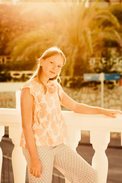 Zomer portret van leuk preteen meisje genieten van de prachtige zonsondergang licht op vakantie - Foto, afbeelding