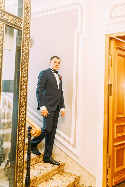 The preparations of the groom in a Deluxe hotel. the man in the shirt and jacket. - Fotografie, Obrázek