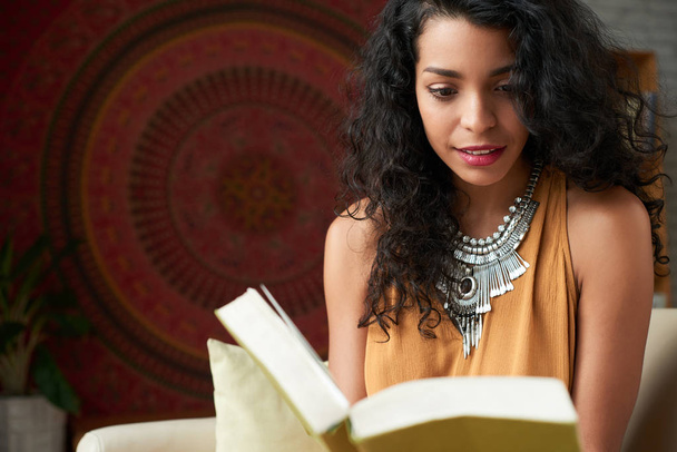 hübsche hispanische junge Frau liest ein interessantes Buch - Foto, Bild