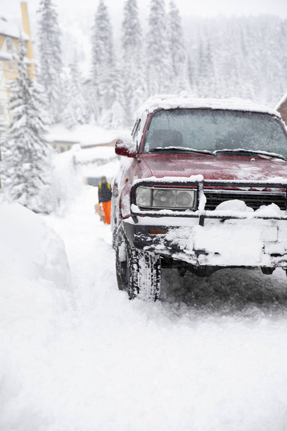 Scena invernale con auto congelata. SUV di montagna. Auto ghiacciata coperta di neve in inverno
. - Foto, immagini