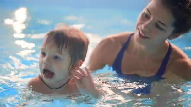 Lindo bebé disfrutando con su madre en la piscina
. - Imágenes, Vídeo