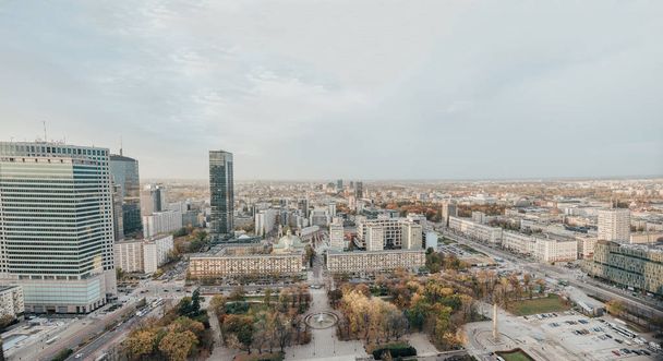 Vue sur le centre de Varsovie. Parcs et bâtiments depuis la vue aérienne
 - Photo, image