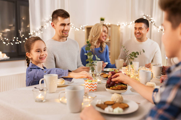 щаслива сім'я проводить чайну вечірку вдома
 - Фото, зображення