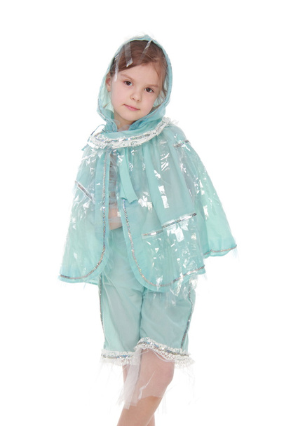 Viehättävä pieni tyttö pukeutunut lempeä sade lomalla
 - Valokuva, kuva