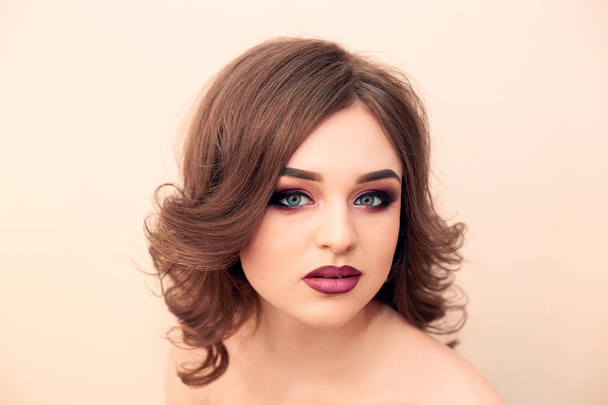 Beautiful model girl with curly hair, Fashion Luxury Makeup. Pretty Young Female with Clean Fresh Skin close up. Skin care face. Cosmetology. Beauty Woman face Portrait. - 写真・画像