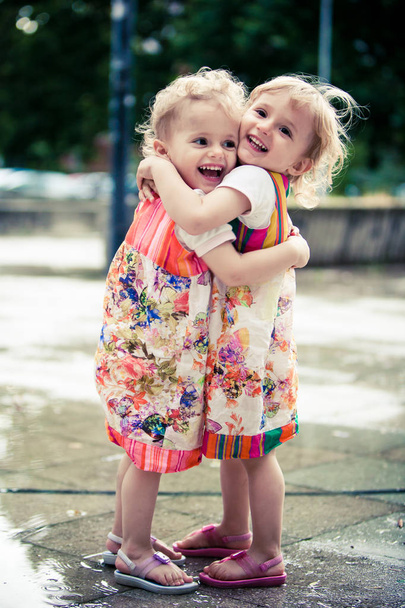 Due sorelline che si abbracciano nel parco
 - Foto, immagini