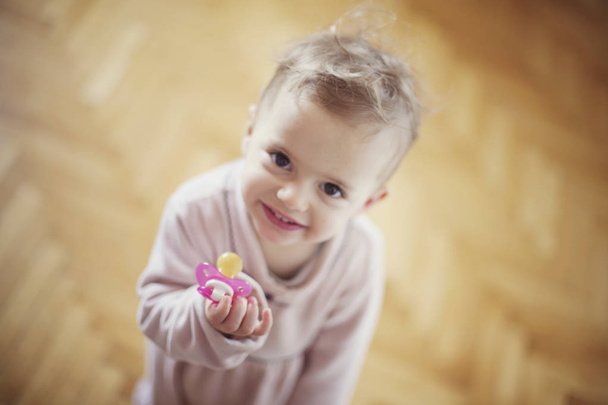 Retrato de menina da criança bonito com chupeta
 - Foto, Imagem