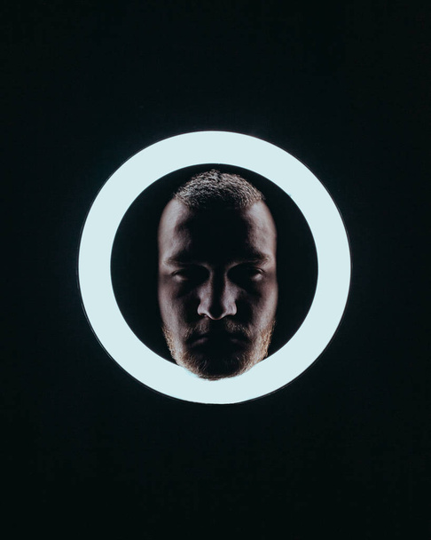 photo portrait futuriste dans la lumière anneau
 - Photo, image
